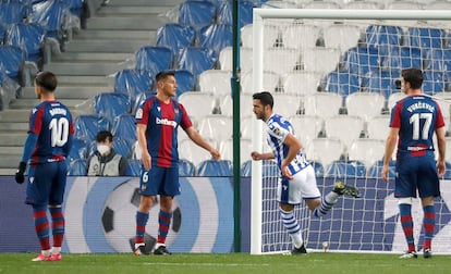 Merino celebra el gol de la victoria ante Bardhi, Duarte y Vukcevic.