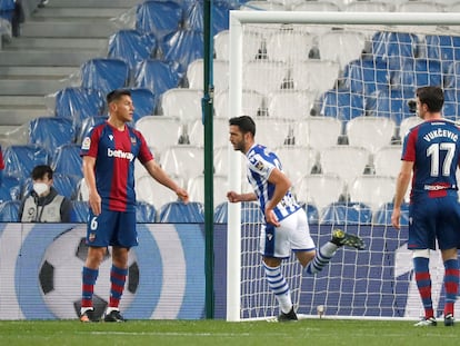 Merino celebra el gol de la victoria ante Bardhi, Duarte y Vukcevic.