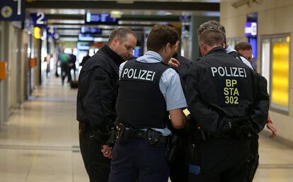 La policía vigila el interior de la estación de Colonia.