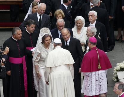 Dignatarios, incluyendo el Rey de España Carlos y la reina Sofía y el belga rey Alberto II y la reina Paola reúnen Papa Francis después de la ceremonia de canonización en el Vaticano, 27 de abril de 2014.