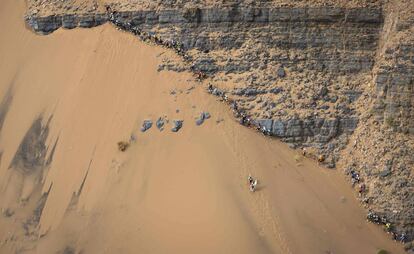 La gente compite en la etapa 5 de la 34ª edición del Marathon des Sables entre El Borouj y Tisserdimine, en el sur del desierto del Sahara marroquí, el 12 de abril.