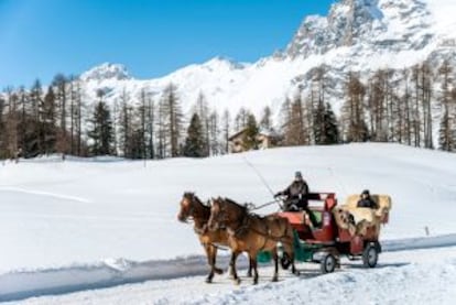 Paseo en coche de caballos en Val Fex, en el cantón de Grisons (Suiza).