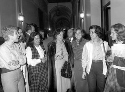 De izquierda a derecha, las parlamentarias de UCD en la legislatura constituyente Carmen Solano, Juana Arce, María Dolores Pelayo, Elena Moreno, Dolores Blanca Morenas, María del Carmen García Moreno y Soledad Becerril