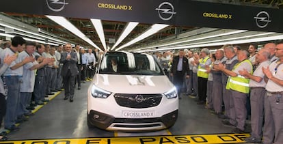 Trabajadores de Figueruelas aplauden la salida del primer Opel Crossland X.