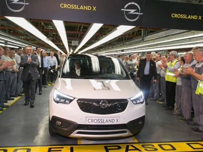 Trabajadores de Figueruelas aplauden la salida del primer Opel Crossland X.