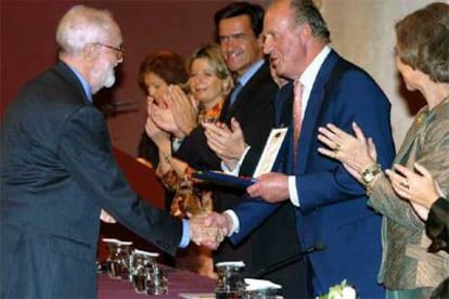 El Rey entrega la Medalla de Oro al Mérito de las Bellas Artes al escritor José Luis Sampedro.