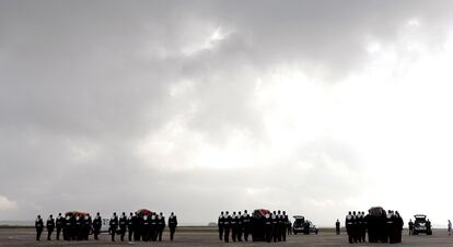 Los féretros con los restos mortales de los cuatro militares fallecidos en Haití el pasado viernes llegan en un avión de la Fuerza Aérea Española a la base de Rota (Cádiz).