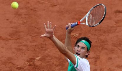 Thiem volea durante el partido contra Djokovic.