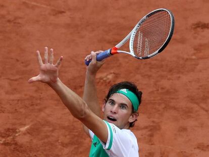 Thiem volea durante el partido contra Djokovic.