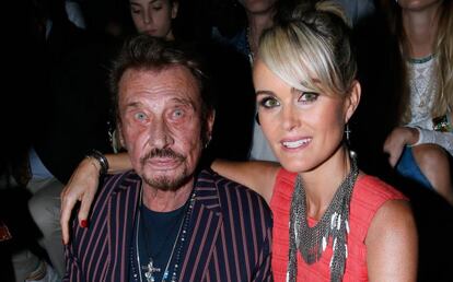 Johnny Hallyday y su mujer Laeticia en el desfile de Saint Laurent Menswear en 2016.