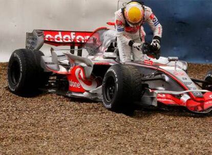 Lewis Hamilton abandona su coche tras sufrir un accidente durante unos entrenamientos en Jerez.