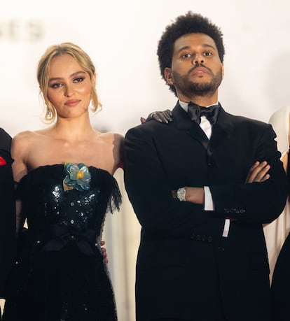 El vestido, formado por un corpiño de lentejuelas negras, unas mangas guante de mesh combinaba a la perfección con las espectaculares piezas de la colección de alta joyería de Chanel que la actriz escogió para esta ocasión. The Weeknd, por su parte, se decidió por un outfit de Loewe. Bajo la chaqueta, de corte teba y realizada en punto con solapas de raso, llevaba una camisa blanca adornada con una recoleta pajarita.