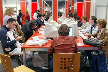 Un grupo de personas enviando currículos en la Feria de Forma Empleo de Valencia.