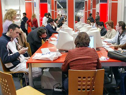 Un grupo de personas enviando currículos en la Feria de Forma Empleo de Valencia.