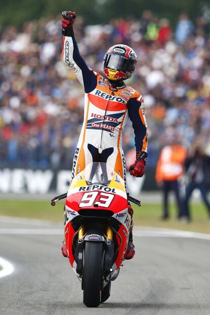 Marc Márquez a su paso por la línea de meta en Assen.