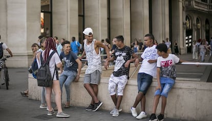 Un grup de 'swaggers' a les portes de l'Apple Store de la plaça de Catalunya, a Barcelona.