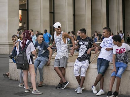 Un grup de 'swaggers' a les portes de l'Apple Store de la plaça de Catalunya, a Barcelona.