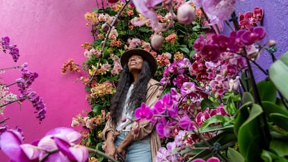 Una mujer observa las orquídeas en el jardín botánico del Bronx, en Nueva York.