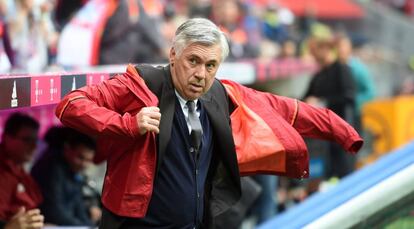 Ancelotti se pone la chaqueta del Bayern durante un partido.