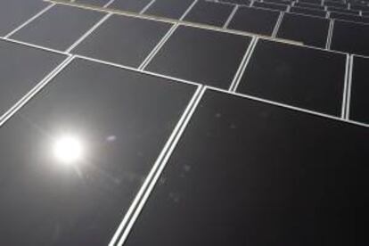 Paneles solares instalados en el tejado de la estación eléctrica.