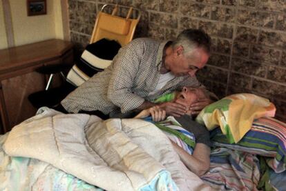 José Luis Medina atiende en su casa de La Elipa a su madre, que no recibe ninguna ayuda.