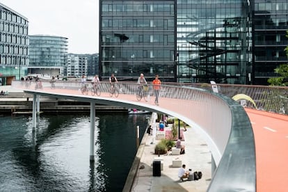 A ciclovia Cycle Snake fica em Copenhague.