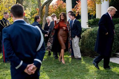 La primera dama Melania Trump, saluda tras el perdón presidencial al pavo celebrado en los jardines de la Casa Blanca.