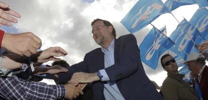 Mariano Rajoy saluda a simpatizantes del PP en Toledo.