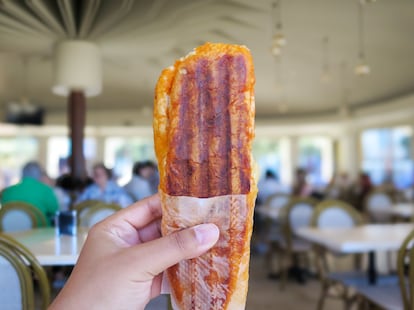 La 'Francesinha poveira' pensada desde su creación para tomar en la playa.