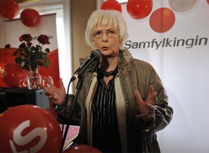 La actual primera ministra de Islandia, Jóhanna Sigurdardóttir, durante un mitin en la sede de los socialdemócratas.