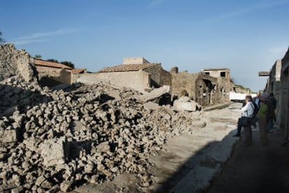 Ruinas de la Casa de los Gladiadores de Pompeya tras su hundimiento el pasado sábado.