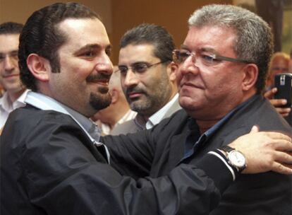 Saad Hariri (a la izquierda) saluda a sus compañeros de partido tras conocer la victoria de su coalición en los comicios legislativos.