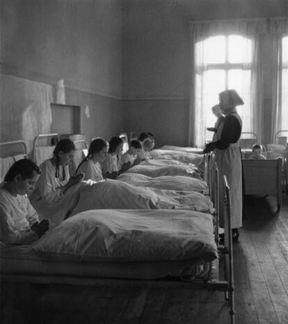 Un grupo de niñas reza en un orfanato de Lippe (Alemania), en 1946.