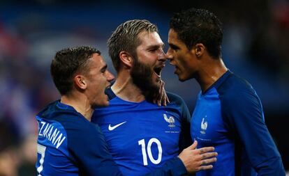 Gignac, Griezmann y Varane celebran un gol ante Rusia. 