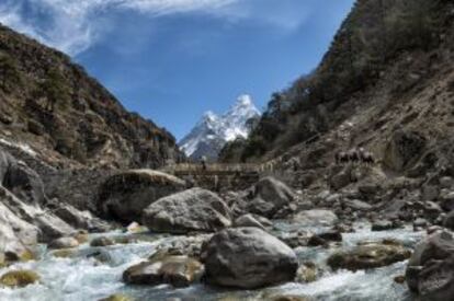 Trekking en la región del Khumbu, con la cima del Ama Dablam al fondo.