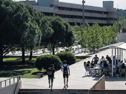 Alumnos en el campus de Bellaterra de la Universidad Autónoma de Barcelona, este miércoles.