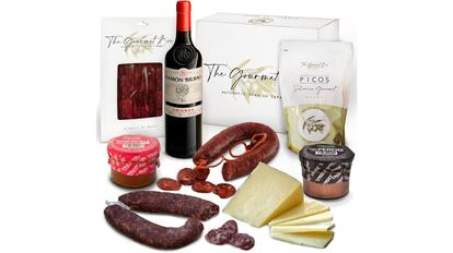 regalos de navidad segn presupuesto: cesta de alimentos gourmet y productos ibricos.