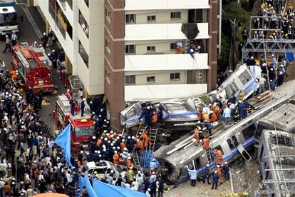 Cinco de los siete vagones de un tren de cercanías que unía las ciudades de Osaka y Kobe (suroeste de Japón) descarrilaron, volcaron, y colisionaron entre sí y contra un edificio de viviendas, situado en una zona donde hay numerosas fábricas.