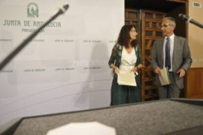 El portavoz del Ejecutivo andaluz, Miguel Ángel Vázquez llega junto a la consejera de Hacienda, María Jesús Montero, a la rueda de prensa tras la reunión del Consejo de Gobierno donde ha dicho que a la Junta "no le queda grasa para seguir adelgazando", lo que obligará a revisar todas las partidas para que el recorte del gasto consignado en los presupuestos del Estado para el 2014 no repercuta en los pilares del estado del bienestar.