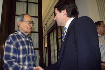 El disidente Gustavo Arcos, presidente en Cuba de la Fundación Hispano Cubana, saluda a José María Aznar durante la Cumbre Iberoamericana de La Habana, en noviembre del año 1999.