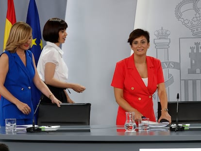 La portavoz de Gobierno, Isabel Rodríguez (d), llega acompañada por las ministras de Educación, Pilar Alegría (i), y de Ciencia e Innovación, Diana Morant, a la rueda de prensa posterior al Consejo de Ministros, en el Palacio de la Moncloa, este martes en Madrid.