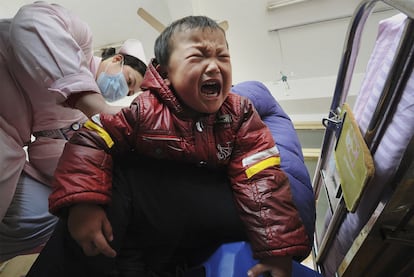 Un niño diagnosticado con exceso de plomo recibe tratamiento en un hospital.