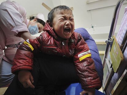 Un niño diagnosticado con exceso de plomo recibe tratamiento en un hospital.