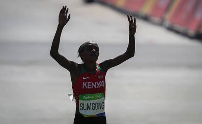 Jemima Sumgong celebra la victoria en la marat&oacute;n.