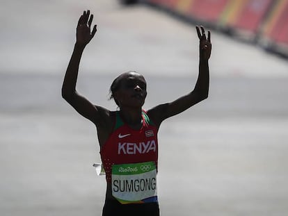 Jemima Sumgong celebra la victoria en la maratón.