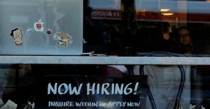 Cartel ofreciendo empleo en una cafetería de Cambridge (Massachusetts, EE UU).