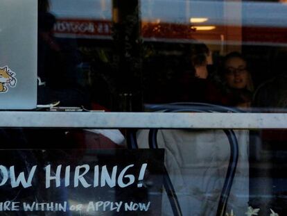 Cartel ofreciendo empleo en una cafetería de Cambridge (Massachusetts, EE UU).