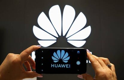 Logo de Huawei visto a través de un terminal de la marca.