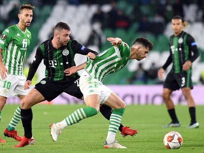 El bético Guido protege el balón ante Cabraja.