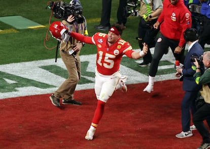 Patrick Mahomes, de los Kansas City Chiefs, celebra después de ganar el Super Bowl 2024.